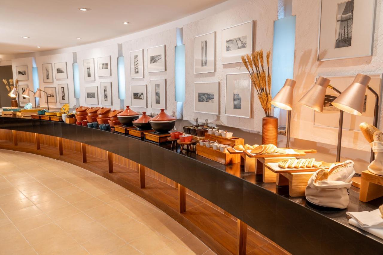 Nh Bangkok Sukhumvit Boulevard Buitenkant foto A buffet at a hotel