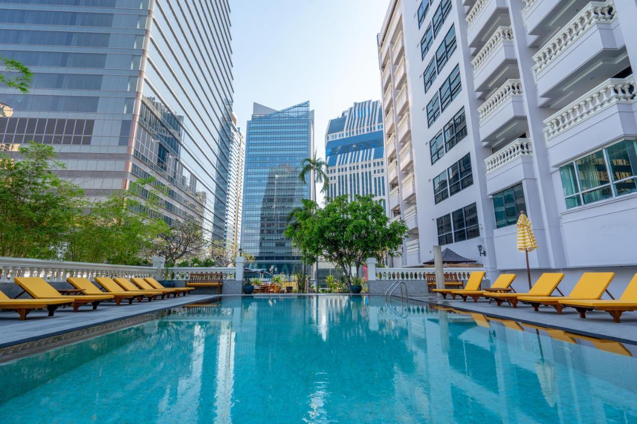 Nh Bangkok Sukhumvit Boulevard Buitenkant foto The swimming pool at the hotel