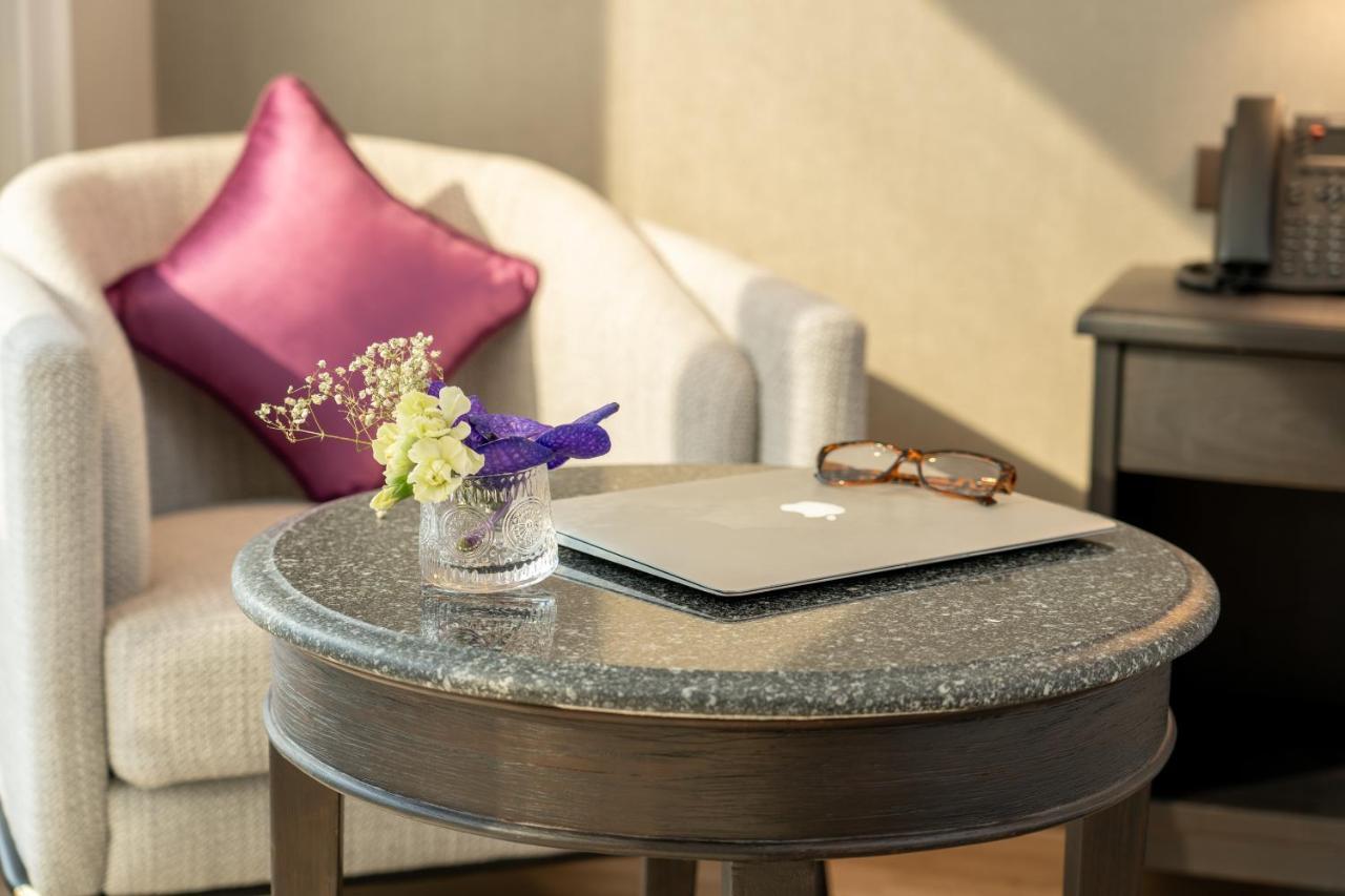 Nh Bangkok Sukhumvit Boulevard Buitenkant foto A table with a granite top