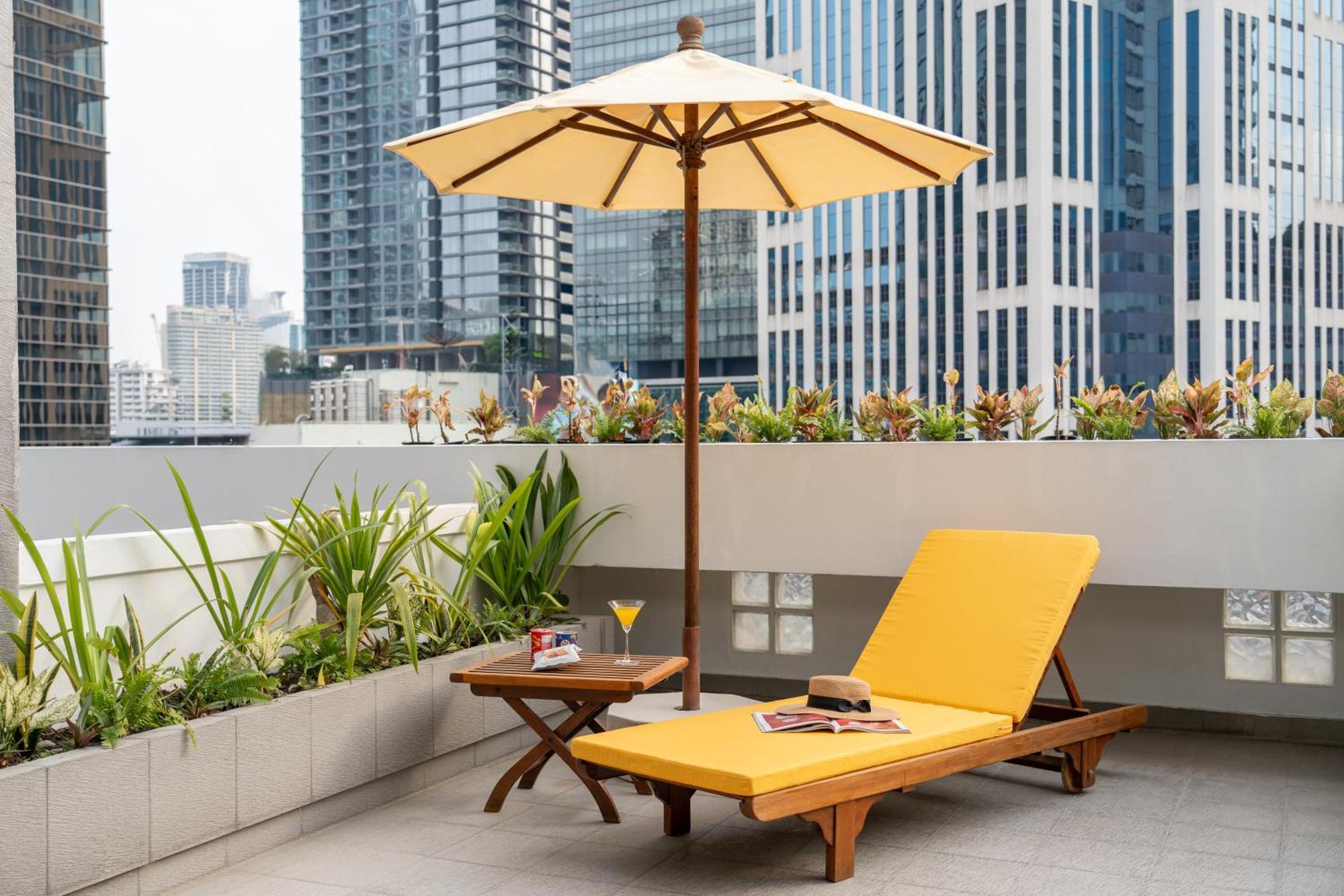 Nh Bangkok Sukhumvit Boulevard Buitenkant foto A patio umbrella