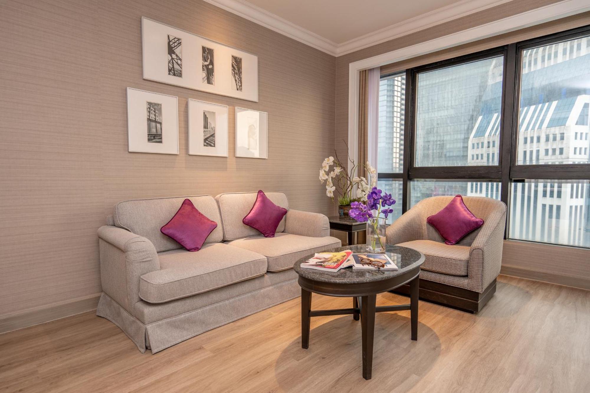Nh Bangkok Sukhumvit Boulevard Buitenkant foto A living room in a hotel suite
